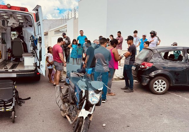 Mulher fica ferida após colisão entre carro e motocicleta no bairro São Luiz I, em Arapiraca