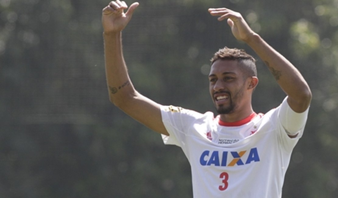 Fla homenageia César Martins, e presidente diz: 'Espero que volte'