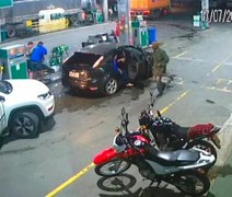 Vídeo: Criminosos armados com fuzil assaltam posto de combustíveis na Bahia