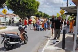 Motociclista desrespeita parada obrigatória e mulher acaba ferida em cruzamento no bairro Primavera