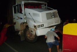 Caminhões e automóveis se envolvem em grave acidente na zona rural de Arapiraca