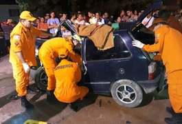 Colisão entre carros deixa motorista ferido e preso às ferragens na AL-101