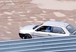 Vídeo flagra casal fazendo sexo dentro de carro no Parque Ceci Cunha