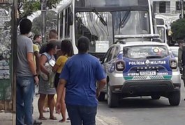Jovem morre após colocar cabeça para fora de ônibus e bater em poste