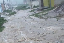 Enxurrada causa crateras em rua de Arapiraca e moradores denunciam descaso da prefeitura