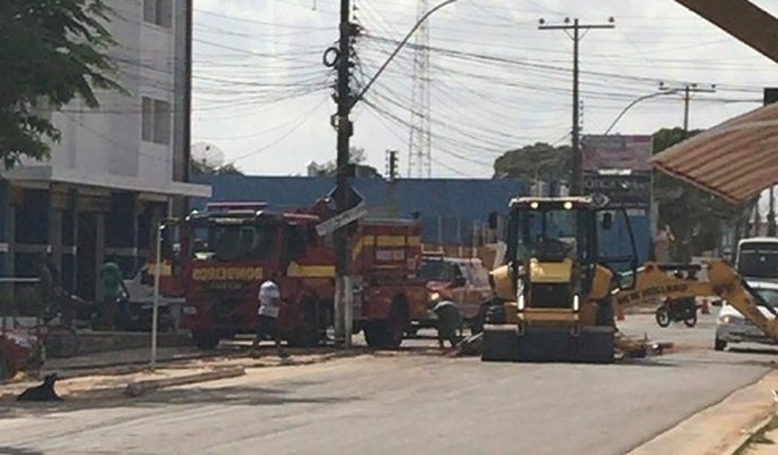 Sem equipamento de segurança, funcionário acaba soterrado em obra na cidade de Penedo