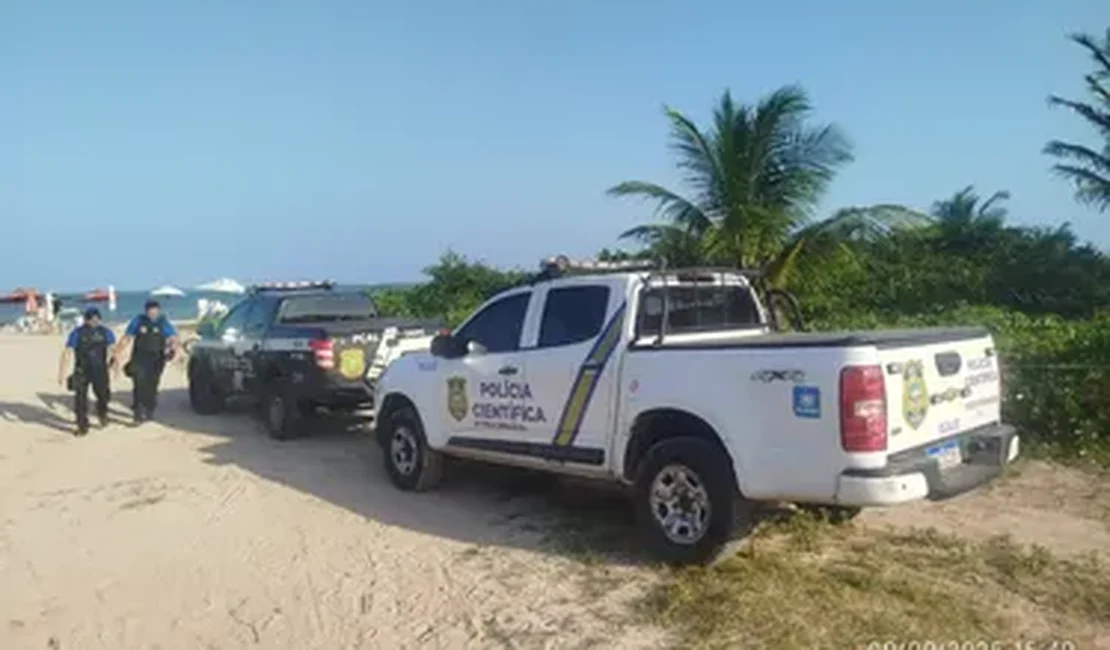 Maré baixa revela ossada humana em praia no Litoral Norte de Alagoas