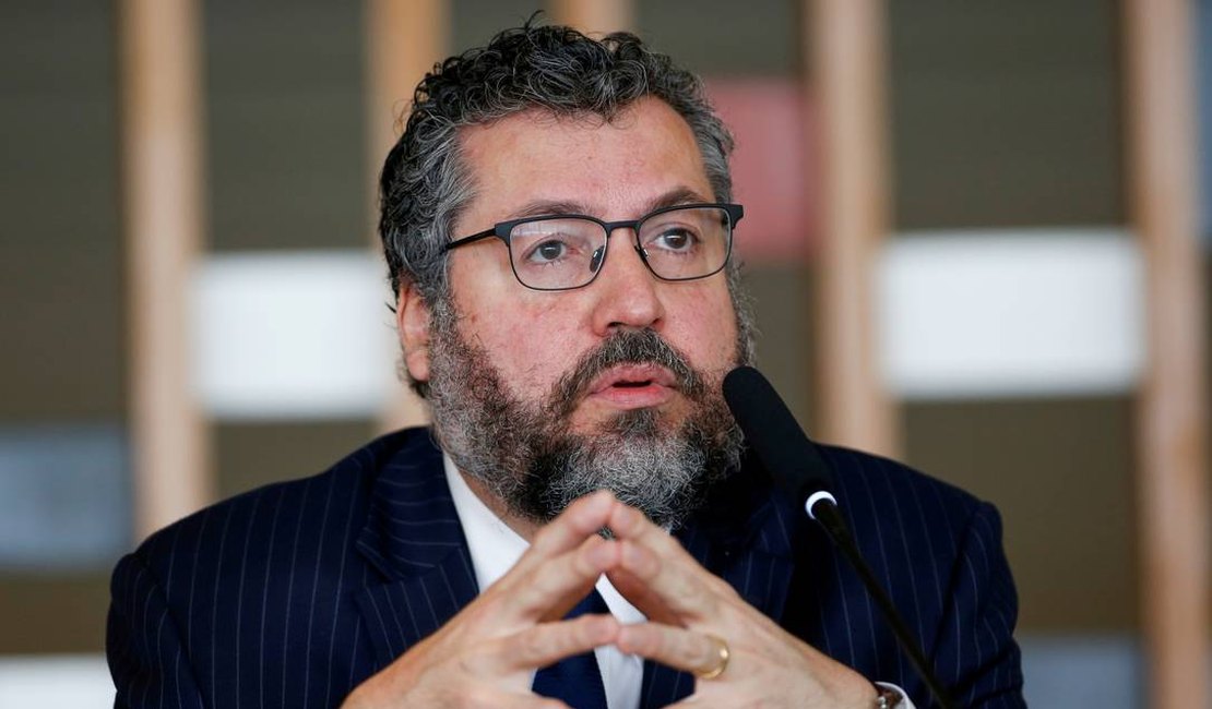 Ministro Ernesto Araújo decide pedir demissão do cargo