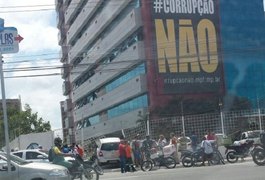 Condutora perde controle e colide veículo contra grade do estacionamento do MPF