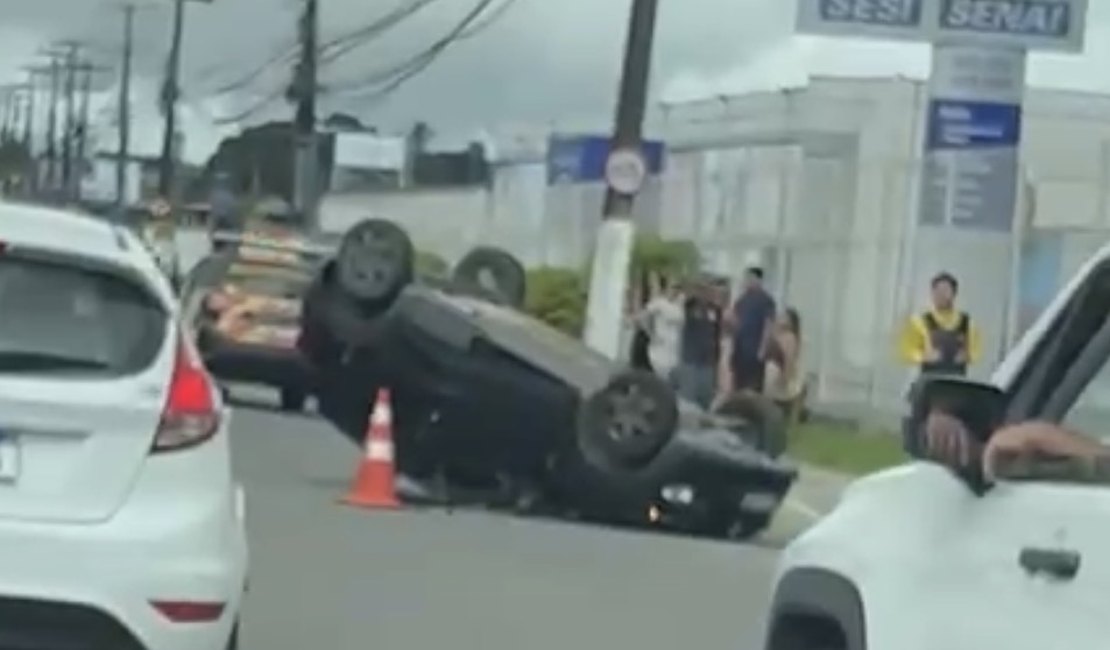 Motorista fica ferida após capotamento de carro no Benedito Bentes, em Maceió