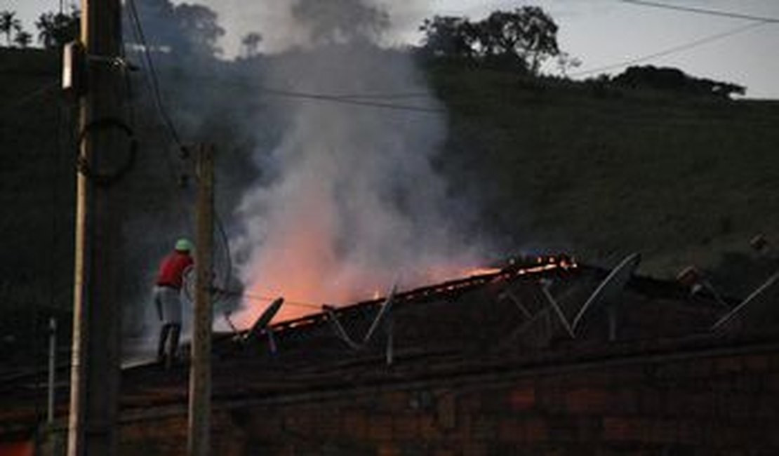 Incêndio atinge casa de fabricação clandestina de fogos em São José da Laje