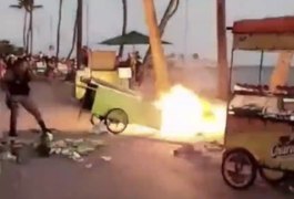 Vídeo. Carrinho de milho pega fogo e assusta populares na orla de Maceió