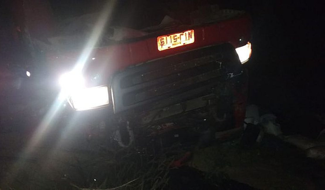 Condutor de carreta morre após veículo tombar na BR 101, no Pilar