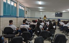 Professora Lívia de Oliveira durante aulas na Escola Estadual Quintela Cavalcante