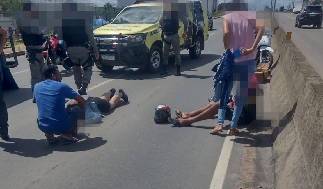 Colisão entre motocicletas é registrada na AL-110, em Arapiraca, após condutora se assustar com caixa na estrada