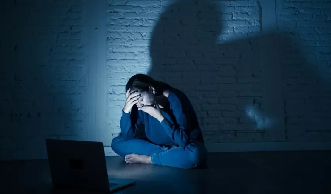 Homem é preso por divulgar fotos e vídeos íntimos da ex-companheira e da ex-cunhada para se vingar em Maceió