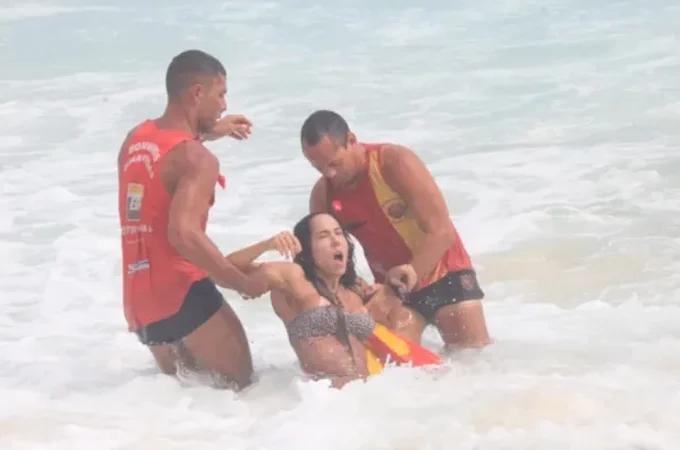 Mulher Melão se afoga e é socorrida por salva-vidas