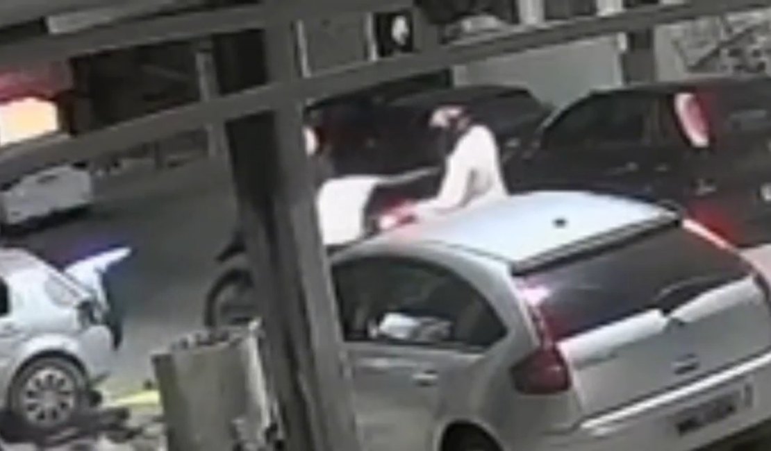 Câmera flagra dupla criminosa tentando matar homem a tiros na Jatiúca, em Maceió