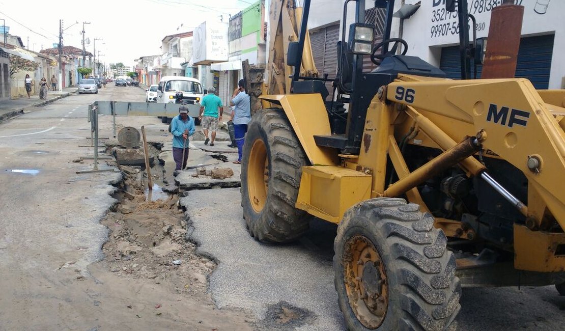 Prefeitura afirma que está consertando estragos causados por chuvas e paralisação de obras de saneamento