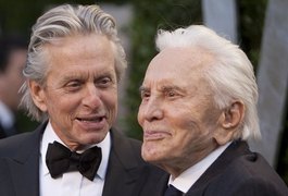 Kirk Douglas deixa quase toda herança para caridade; Michael Douglas não terá direito a nada