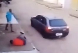 Câmera mostra criminosos atirando contra homem na porta de casa, em Arapiraca