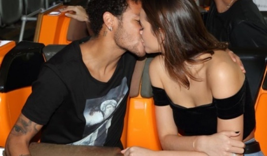 Fã posta foto de beijo de Bruna Marquezine e Neymar e jogador curte: 'Voltem!'