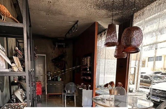 Incêndio atinge loja de roupas na Jatiúca e destrói estrutura