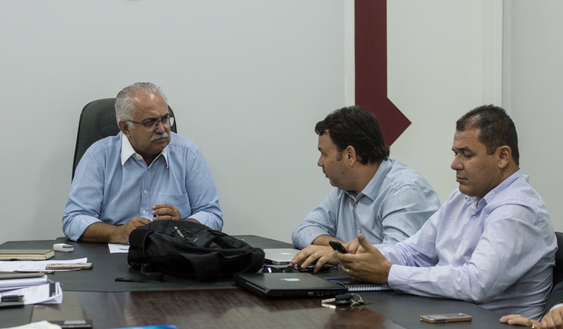 Prefeito Rogério Teófilo resolve impasse entre Frigovale e marchantes