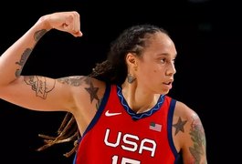 Jogadora de basquete americana é libertada em troca de prisioneiros entre os EUA e a Rússia