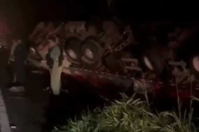 Imagens mostram saque de carga de carne após capotamento de carreta na BR-101, em Alagoas