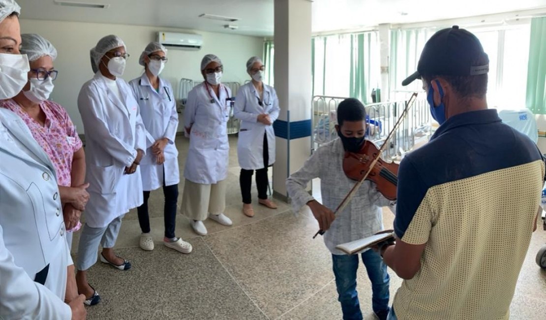 Garoto se recupera de infecção rara e toca violino para agradecer a equipe pediátrica do HGE