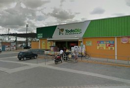 Homem tenta furtar Supermercado Todo Dia e acaba acorrentado por populares