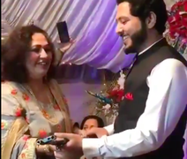 VÍDEO. Noivo ganha fuzil AK-47 de presente da sogra em casamento e noiva fica constrangida