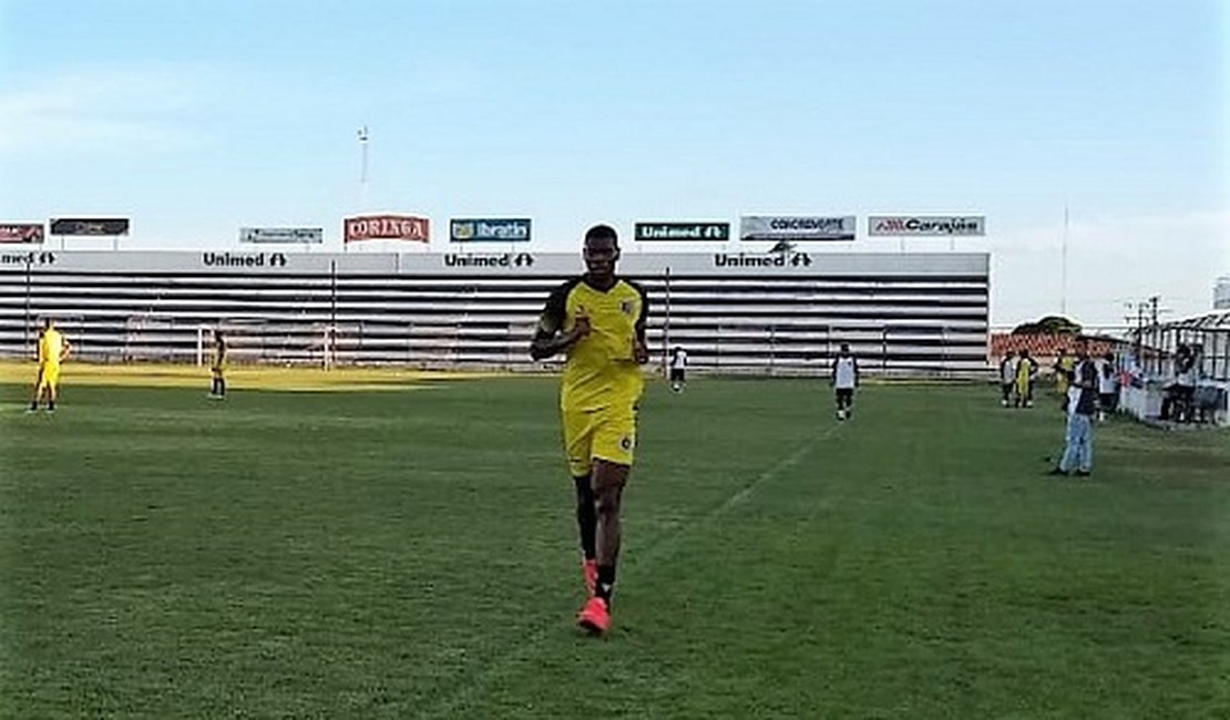 Colombiano Salazar reconhece campo do Fumeirão e participará dos treinos deste sábado