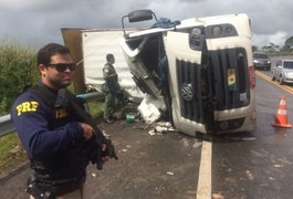 Condutor de carreta perde controle da direção e tomba na BR-101, em Alagoas