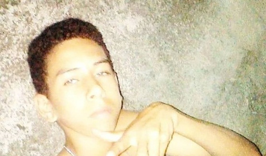 Jovem de 18 anos é assassinado a tiros e facadas em Maceió