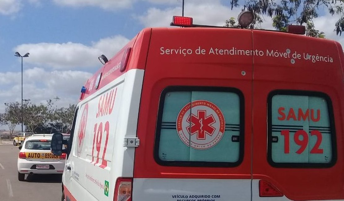 Caminhoneiro não respeita sinalização e causa acidente envolvendo motociclista, em Arapiraca