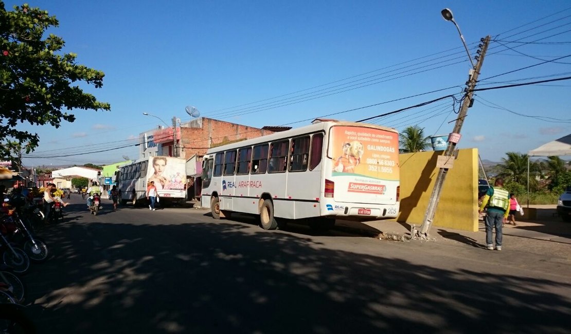 Ônibus da Real Arapiraca colide com poste no bairro Cacimbas