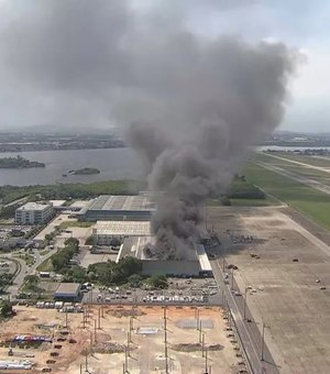 Incêndio atinge galpão no terminal de cargas do aeroporto Galeão, no Rio