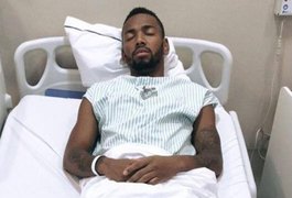 Nego do Borel passa por cirurgia para retirada de cisto na testa