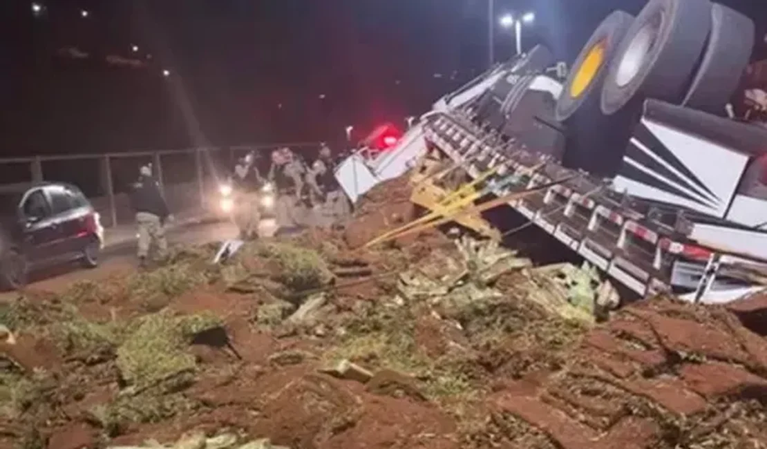 Caminhão com mais de 1 tonelada de maconha tomba em frente a Batalhão da PM em Minas