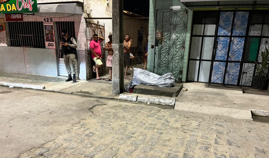 Câmera de segurança flagra assassinato de homem conhecido como Palhaço, em Maceió