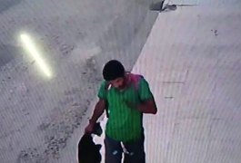 Câmera flagra homem furtando hidrômetros de residências no bairro São Luiz, em Arapiraca; Assista