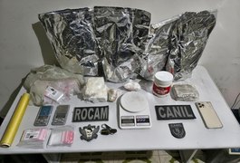 Mais de 3kg de drogas são apreendidos dentro de carro no Centro de Arapiraca; jovens foram presos