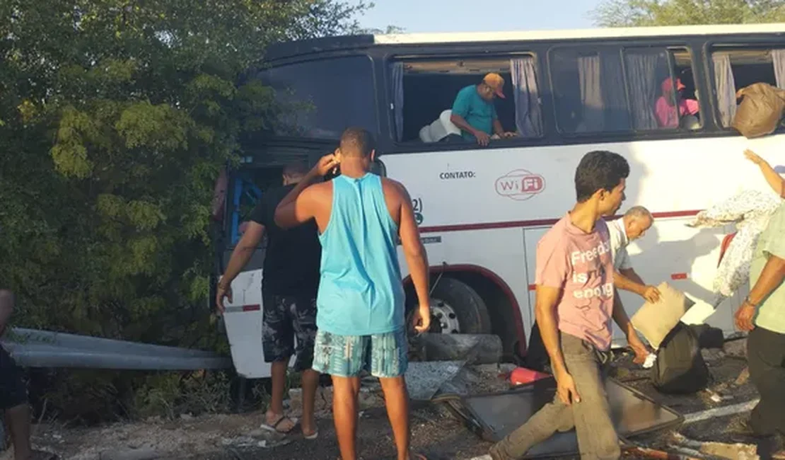 Batida entre ônibus com romeiros alagoanos deixa ao menos dois mortos em Pernambuco