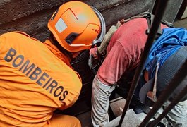 Trabalhador fica com a perna presa em elevador e é resgatado pelo Corpo de Bombeiros na Ponta Verde