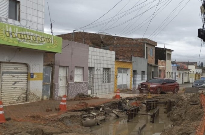 Prefeitura de Penedo notifica empresa por atrasos em obra de esgotamento sanitário na Rua Tupinambás