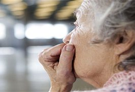 Idosa de 85 anos é abandonada pelos filhos e populares denunciam, em Arapiraca