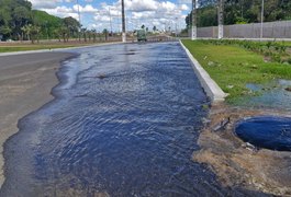 Vazamento provoca desperdício de água potável na Avenida Benedito de Lira e gera reclamações em Arapiraca