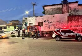 Câmeras registram momento em que suspeito abandona corpo de mulher no Jacintinho; assista